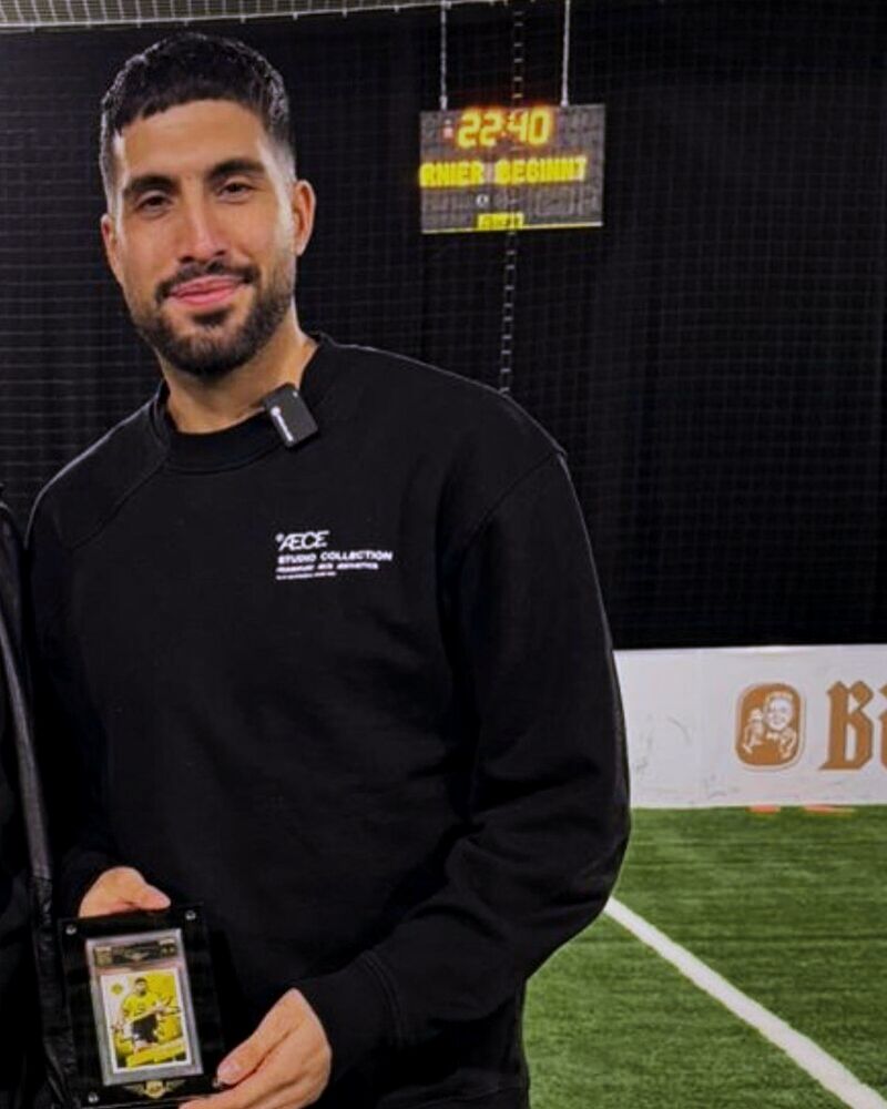 Bundesliga-prof Emre Can (Borussia Dortmund) met zijn door AP Grading gegradede verzamelkaart in de AP-slab