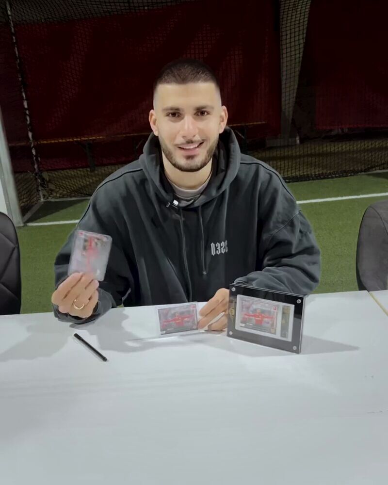 Bundesliga-prof Deniz Undav (VfB Stuttgart) met zijn door AP Grading gegradede verzamelkaart in de AP-slab